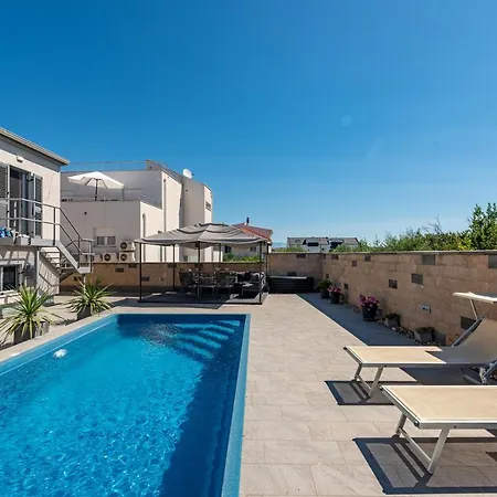 Апартаменти Mery House *