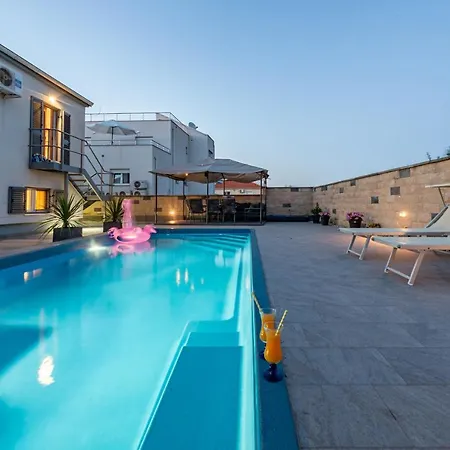 Апартаменти Mery House *